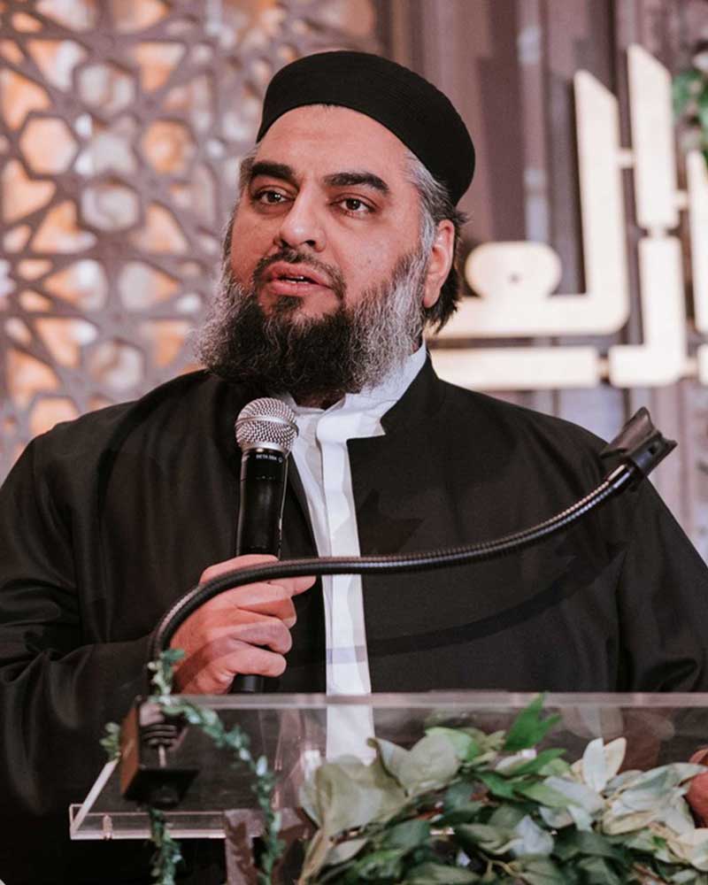 Photograph of Shaykh Abdul Nasir Jangda giving a talk